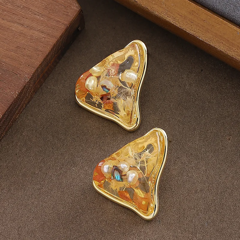 Stylish, exquisite and personalized Maillard style irregular geometric triangular resin earrings, simple and high-end earrings