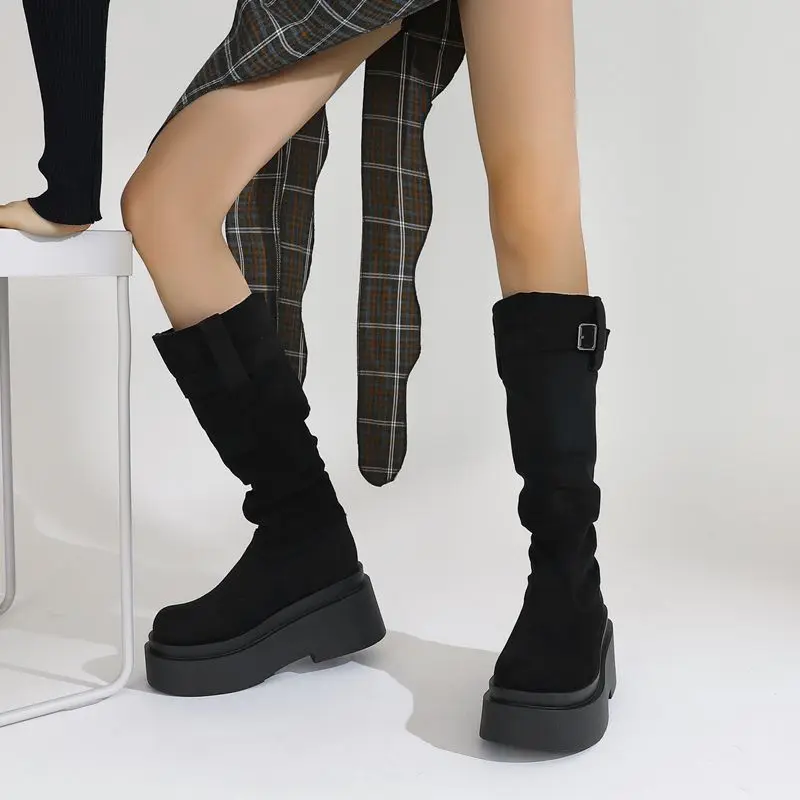 

ORCHALISA 2025 Новые модные замшевые женские ботинки с круглым носком на толстом каблуке 9 см, плиссированные женские ботинки из флока, повседневные ботинки Bota на платформе Hill, большой размер 41 42 43