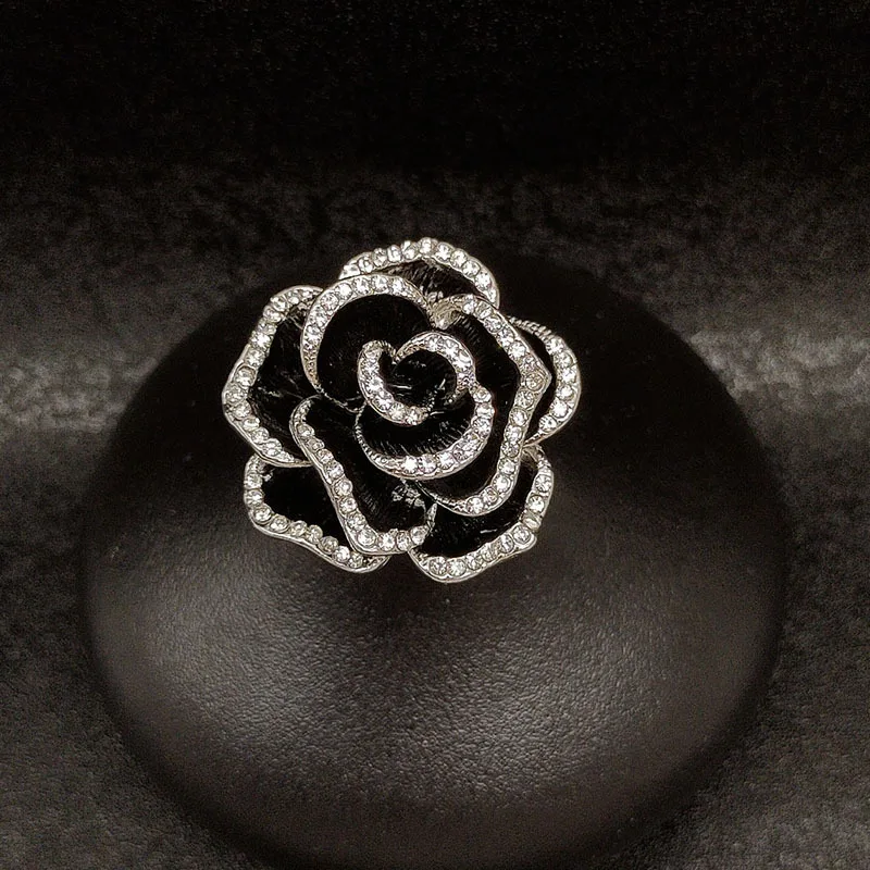 

Camellia brooch for women, with a fashionable and high-end look. It features a niche design and a retro chanel-style brooch