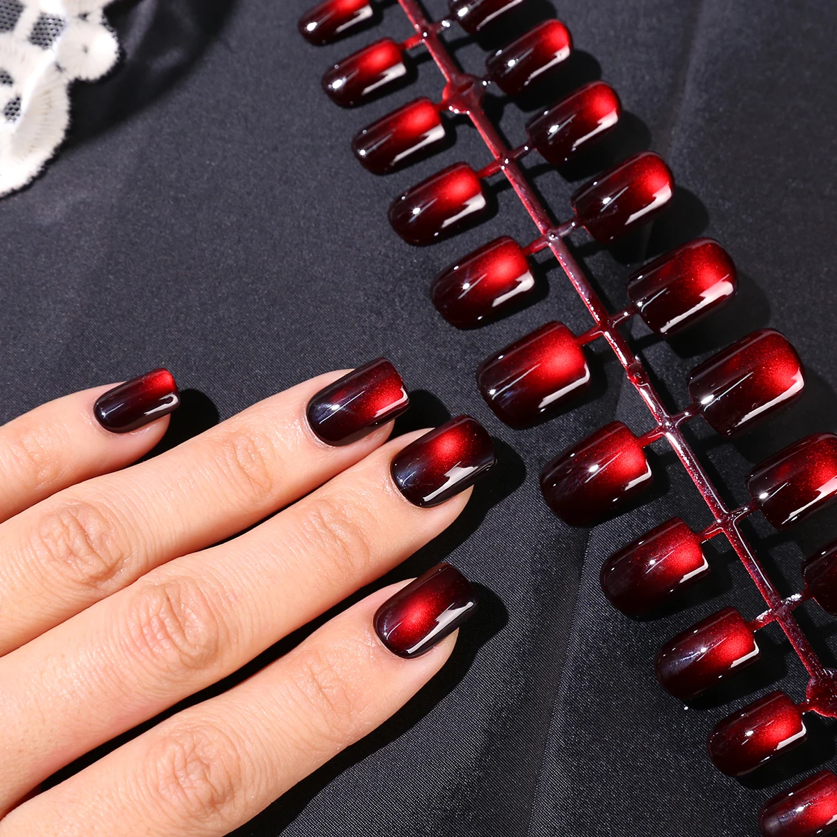 Usando flocos de unhas brancos estilo universitário doce com produtos de unhas falsas destacáveis cor de vinho