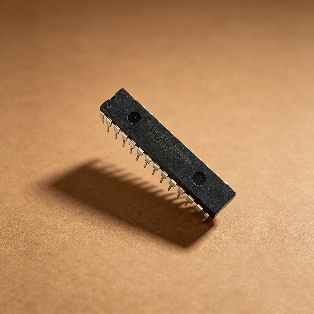 1PCS PIC16F876-20/SP 16F876-20/SP PIC16F876 DIP-28 In Stock