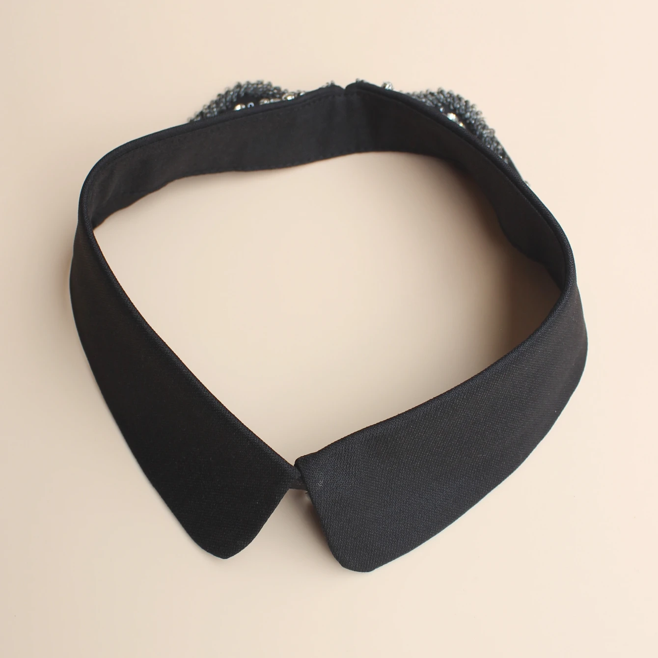 Beaded and shiny false collar. Fashionable and versatile. Skin-friendly. Exquisite, luxurious and beautiful in spring, summer, a
