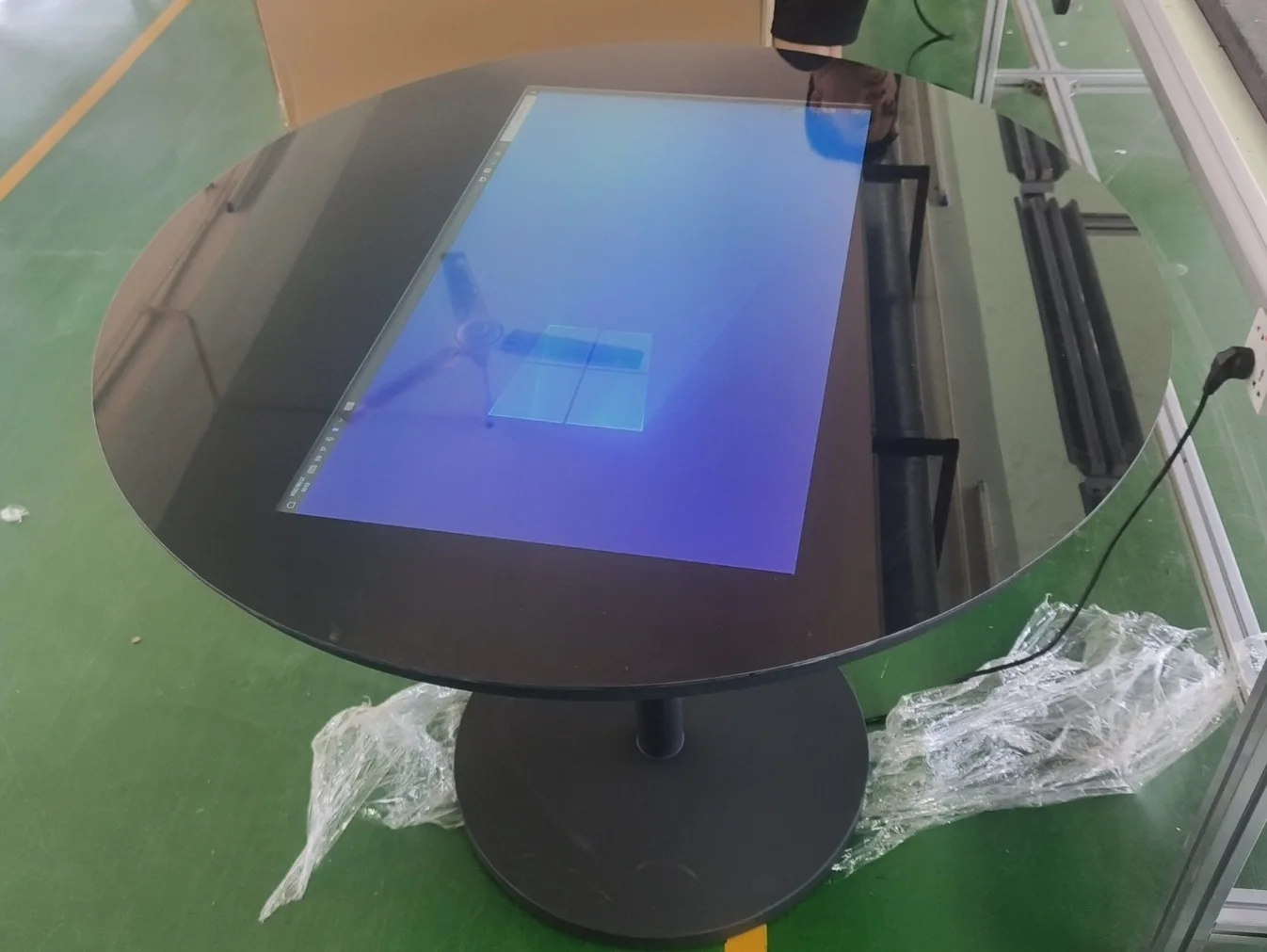 32 43 Inch Restaurant Built in Android Windows All in One Smart Round Table with Touch Screen and Wireless Charging