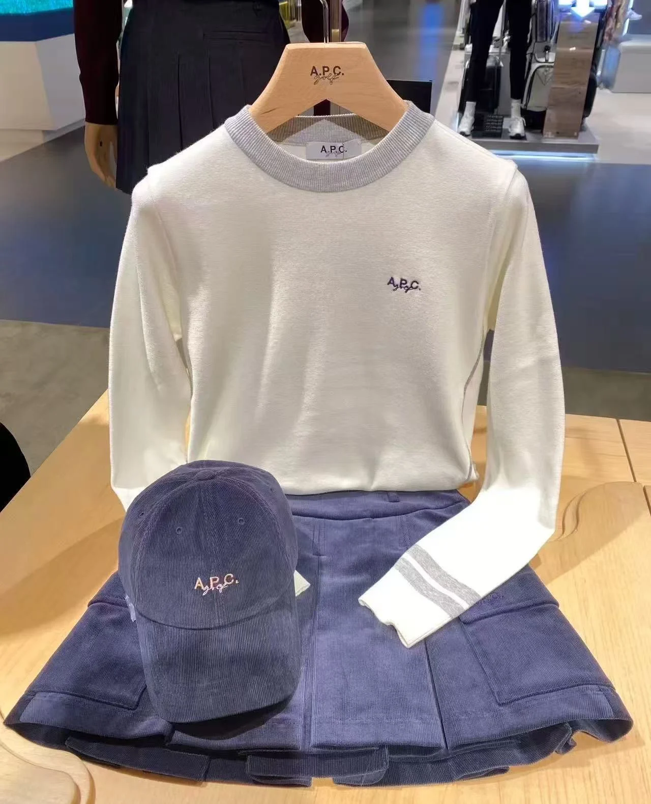 

Women's Golf Apparel Crew Neck Long Sleeve Knit Top Casual Sweater, Slightly Thick and Versatile