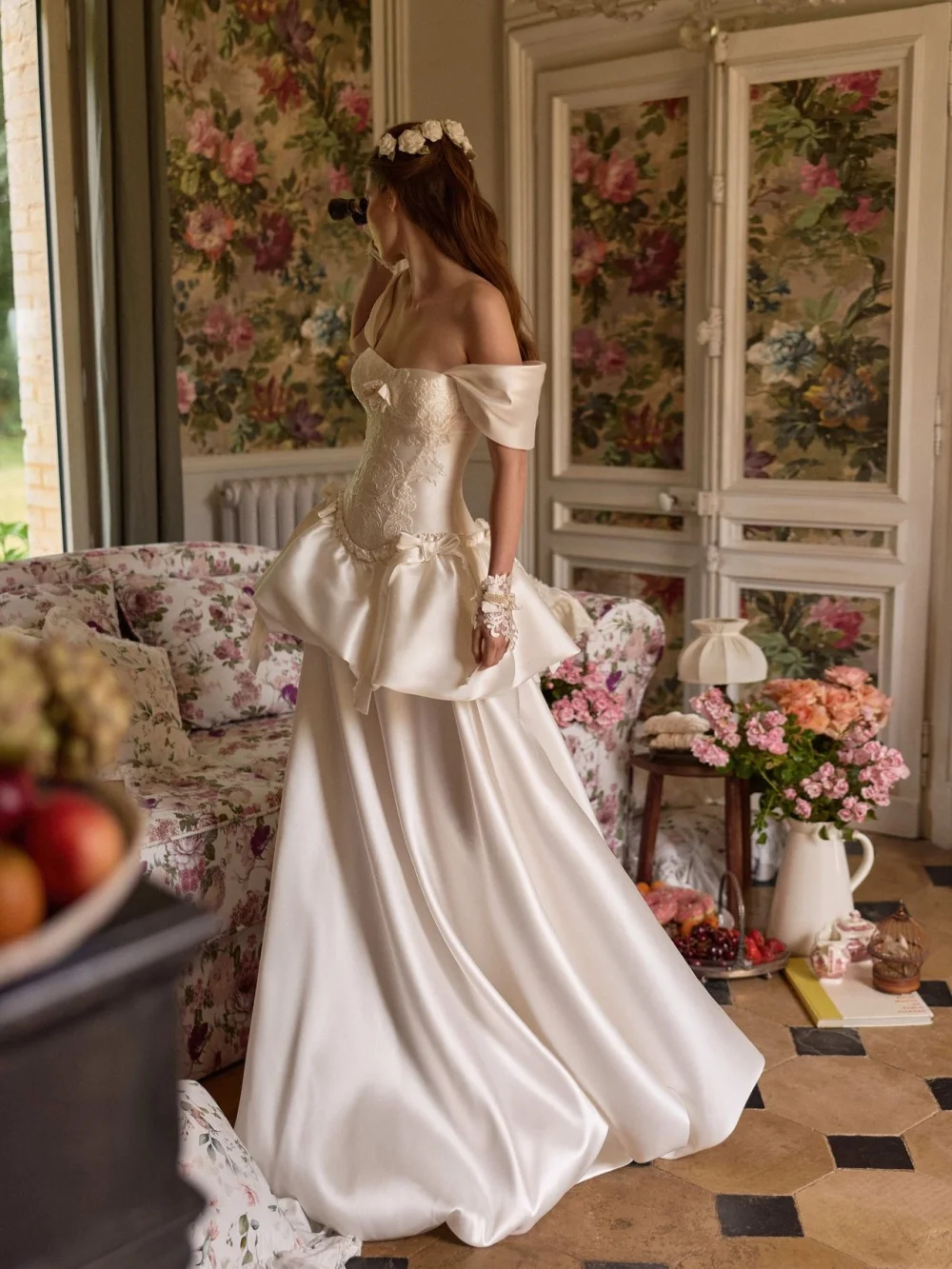 ชุดแต่งงานยาวผ้าซาตินสไตล์วินเทจสุดโรแมนติก แบบเปิดไหล่ แต่งลูกไม้ โบว์  ชุดเจ้าสาวสั่งตัดได้  ชุดราตรีแบบไม่มีสาย  สง่างามสำหรับเจ้าสาว