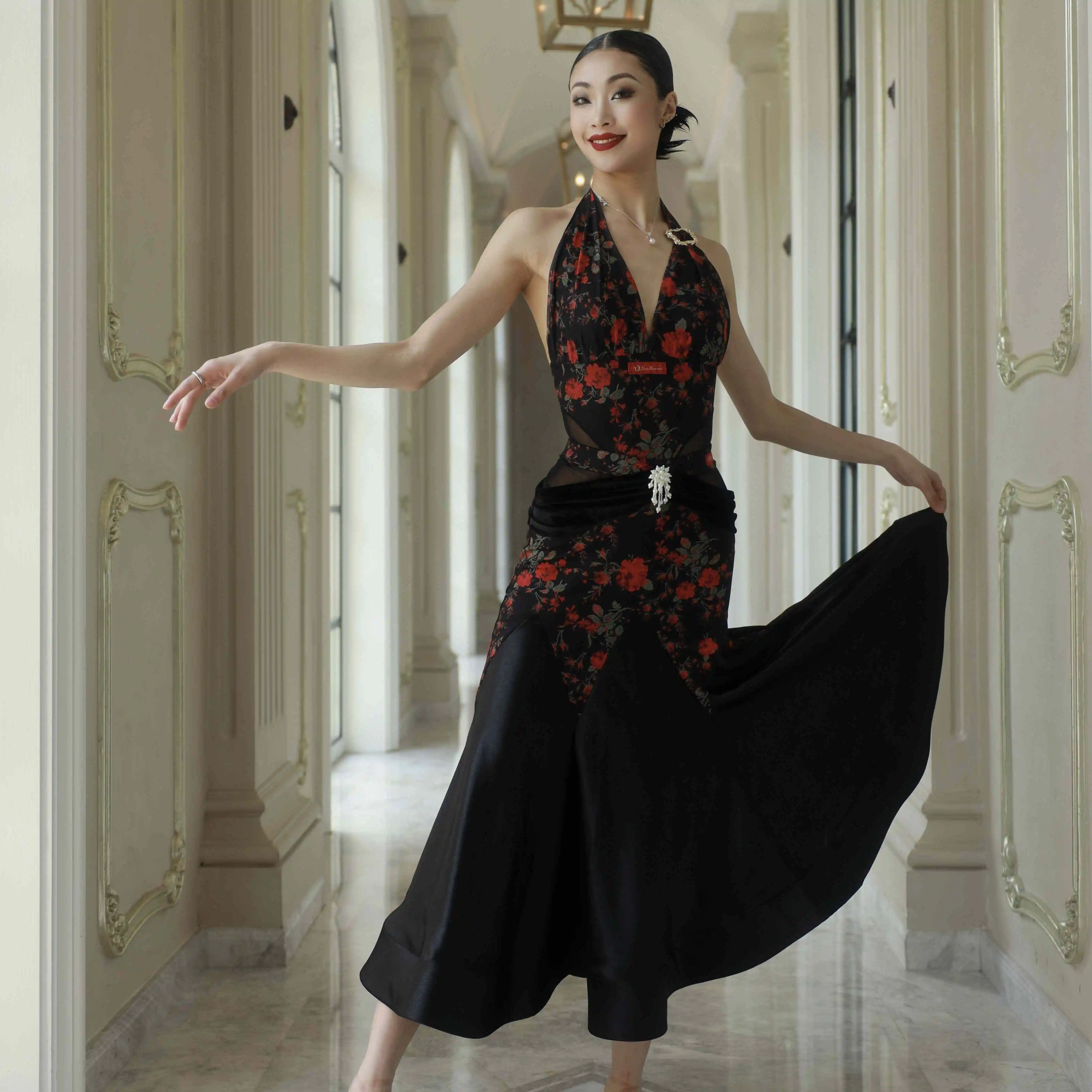 2025 ดอกไม้พิมพ์ห้องบอลรูมเต้นรําเสื้อผ้า Halter คอกระโปรงฝึกเสื้อผ้าผู้ใหญ่ Waltz เครื่องแต่งกายการแข่งขันชุด DNV23320