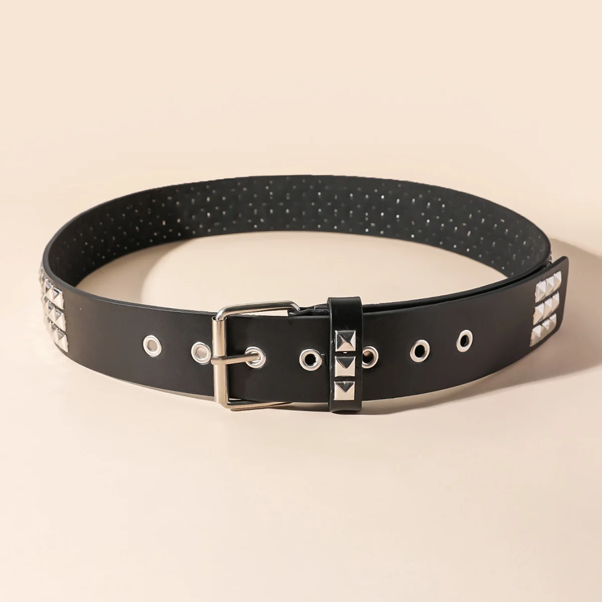 Neuer Gürtel im Vintage-Stil mit quadratischen Perlen und Nieten, Pyramidenförmiger Metallgürtel. Unisex-Gürtel im Punk-Stil mit fünf Bullen-Design, su