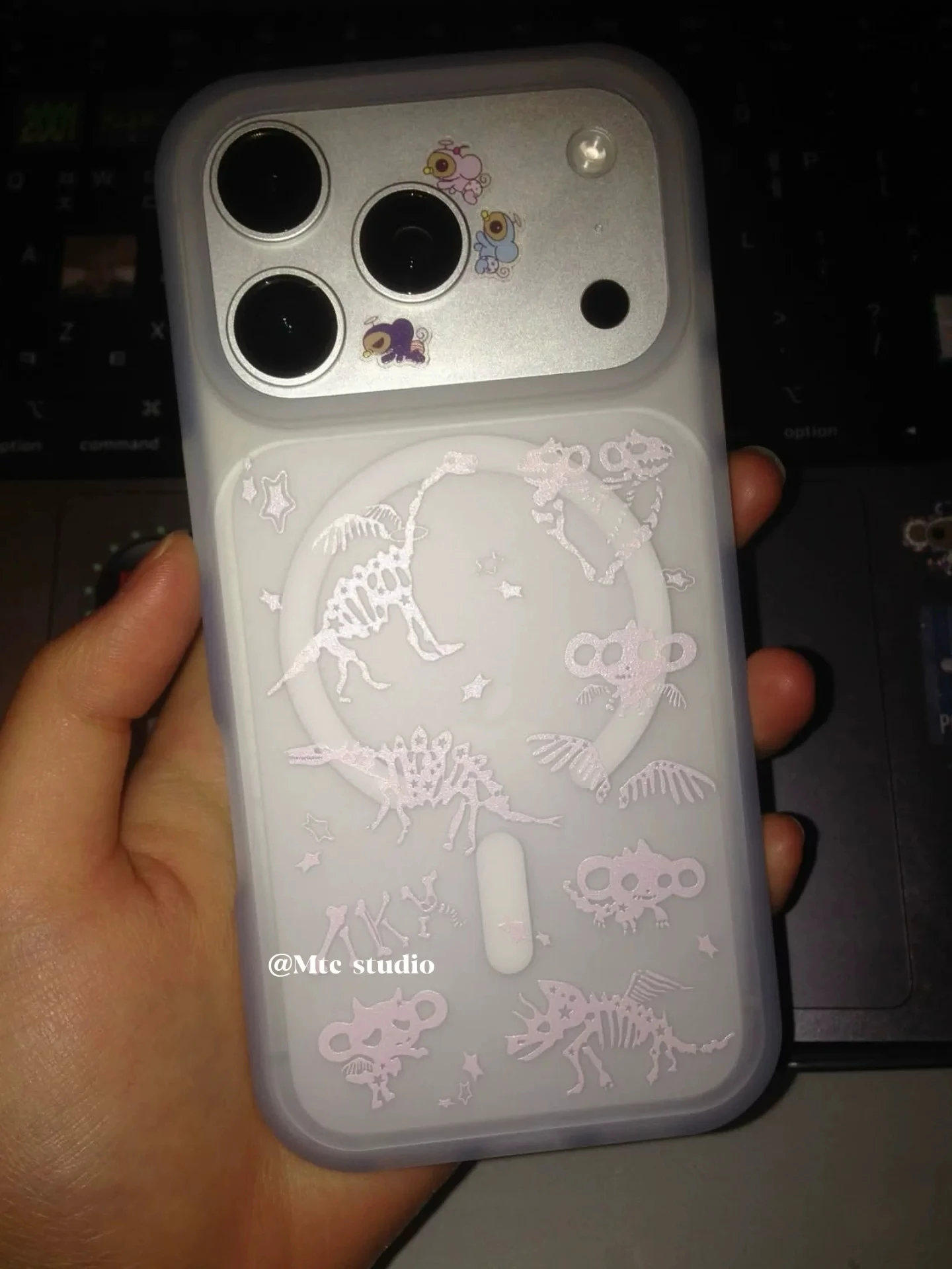 Funda magnética para teléfono con diseño de esqueleto de dinosaurio rosa, compatible con MagSafe, para iPhone 18, 17, 16, 11, 12, 13, 14, 15 Pro Max, Plus, 17AIR, estilo Y2K, con acabado mate.
