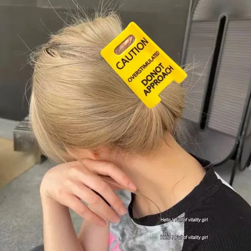 Lustige, leuchtend gelbe Haarspange für Frauen, mattierte, überstimulierende Haarklammer mit starkem Halt, Warnzeichen-Haarnadel, Haaraccessoire – Detail 1