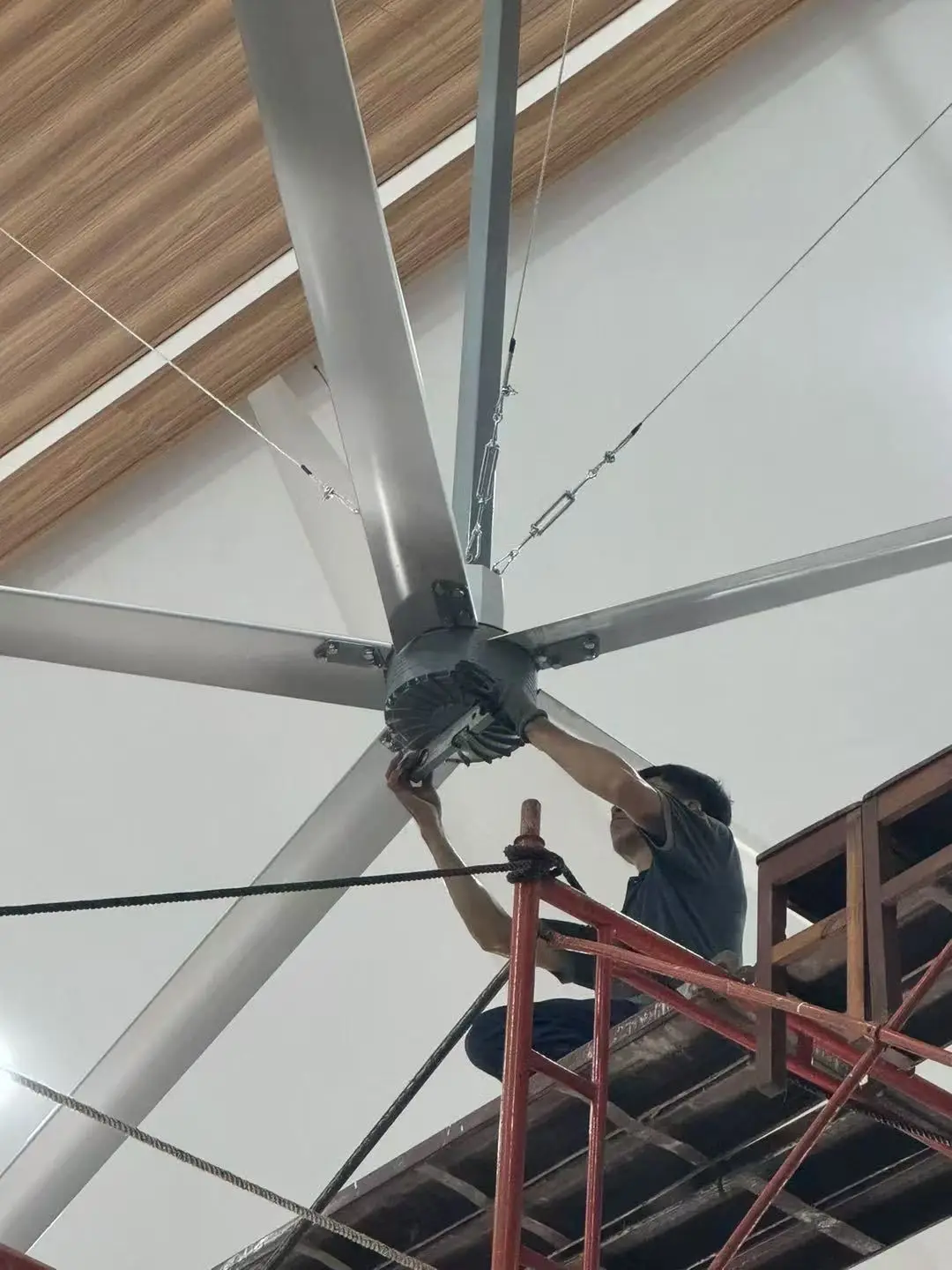 พัดลมระบายอากาศเพดานสำหรับโบสถ์ ขนาดใหญ่ เสียงเบา กำลังไฟต่ำ 0.75 กิโลวัตต์ ความสูง 5 เมตร (16 ฟุต) ประหยัดพลังงาน