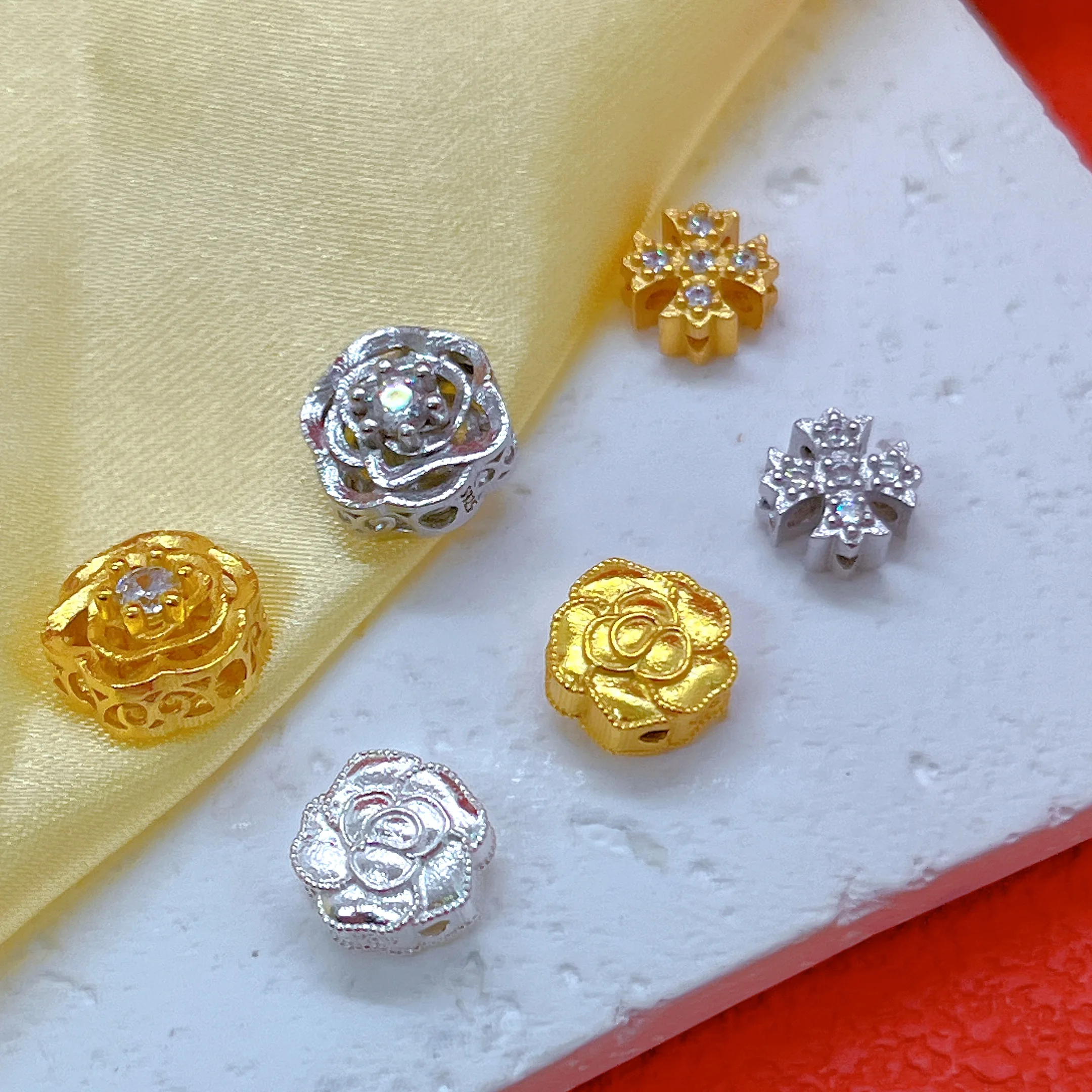 pulseira-e-colar-de-prata-s925-banhada-a-ouro-com-cruz-e-zirconia-incrustada-design-vazado-de-flor-acorios-de-joalheria