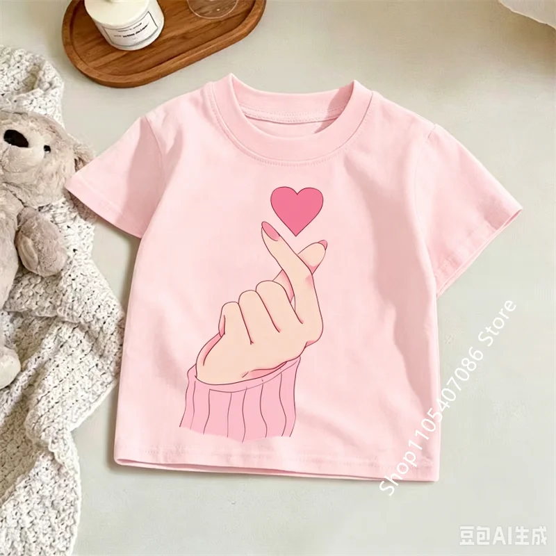 2026 Cute Finger Heart Graphic T‑Shirt, Girls Short Sleeve Casual Crew Neck Tee, Lovely Love Hand Print Daily Wear Tops