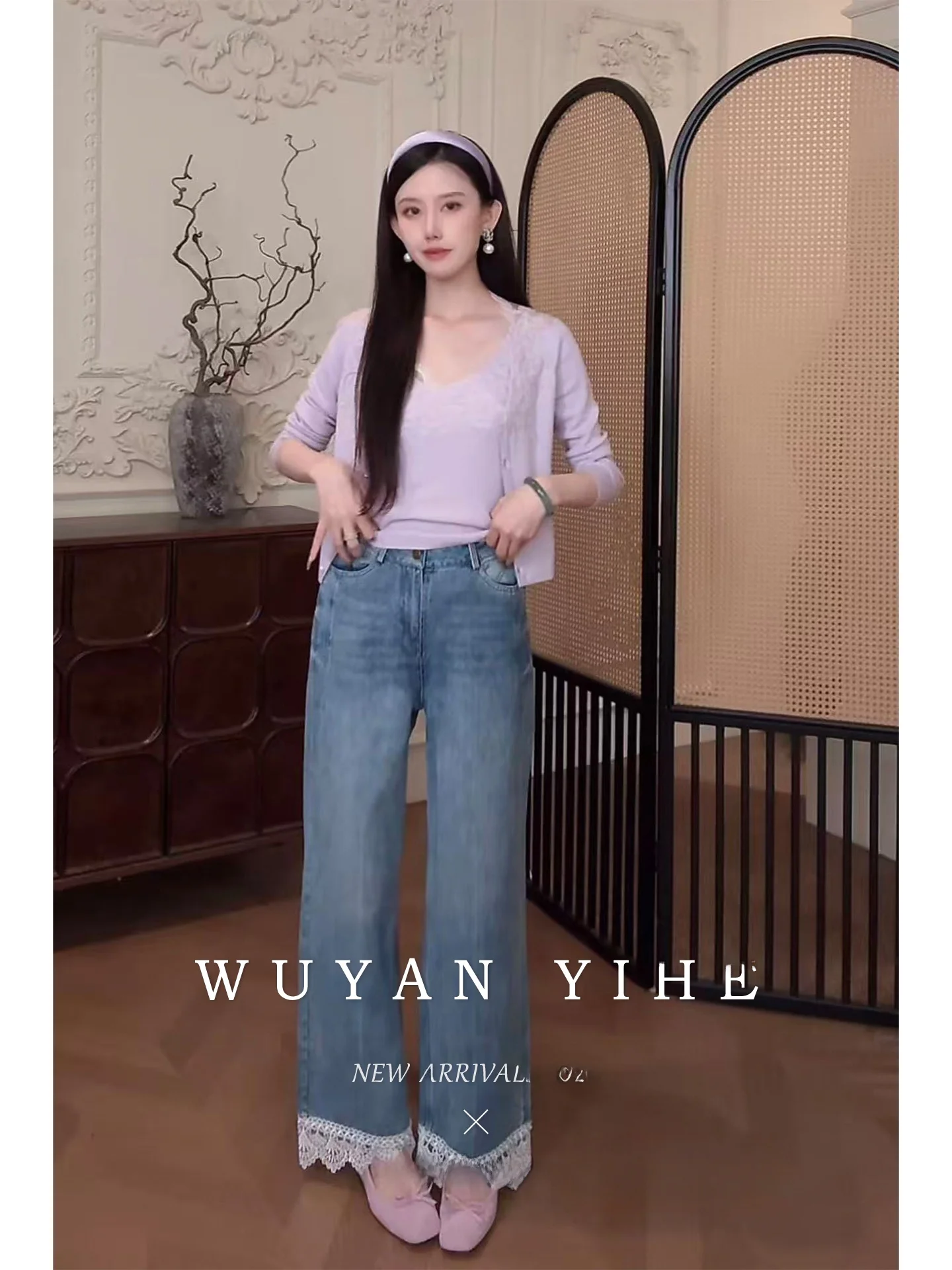 

Романтичный вязаный комплект из шерстяной смеси: джинсы с бретелями и топ с V-образным вырезом и длинными рукавами для женщин. Модный весенний повседневный наряд.