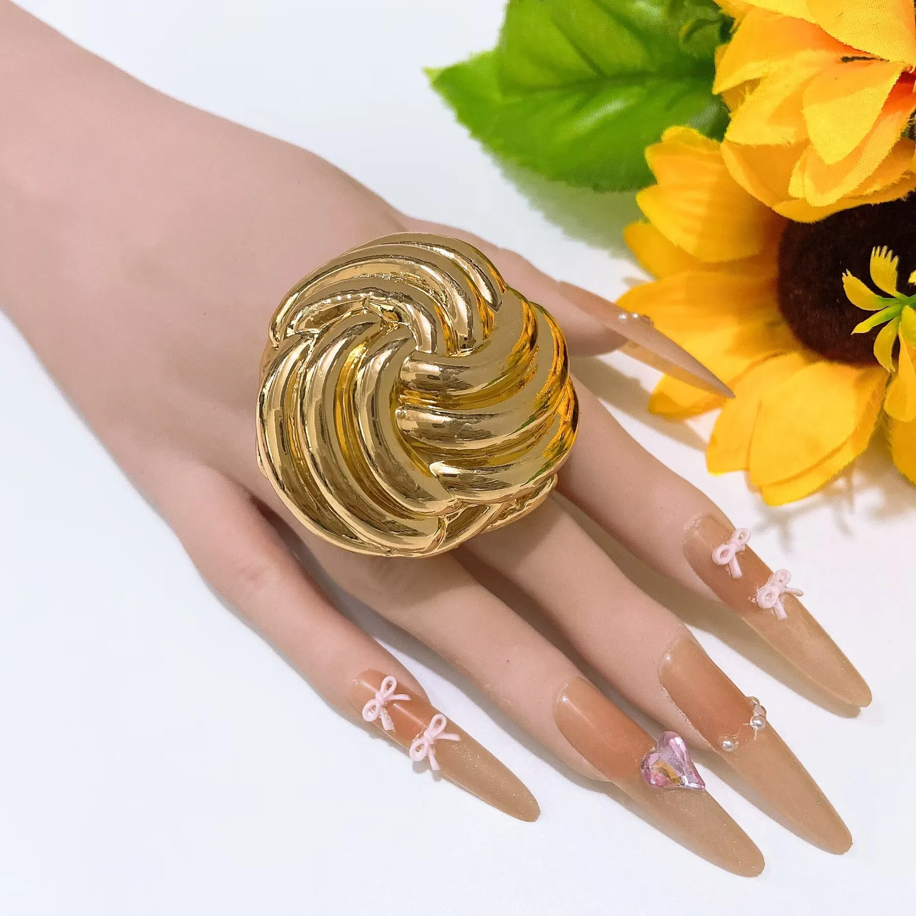 Trendy Gold Swirl Statement Ring for Women Bold Sculptural Design Chunky Party Cocktail Jewelry Shiny Gold-Plated Fashion Style