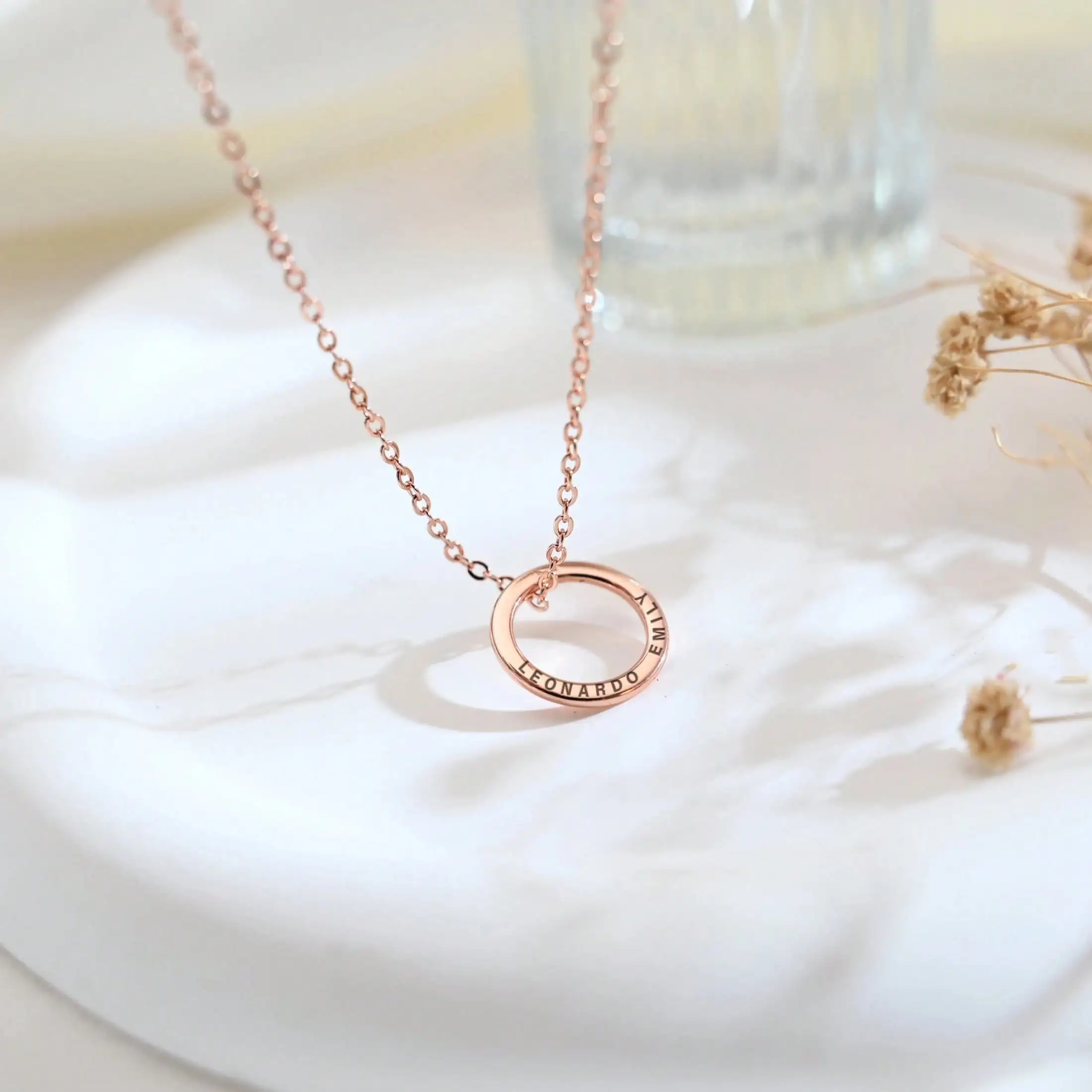 Naszyjnik z okrągłą zawieszką z grawerem imion, 25 mm, personalizowany prezent z imionami rodziny lub par na Walentynki