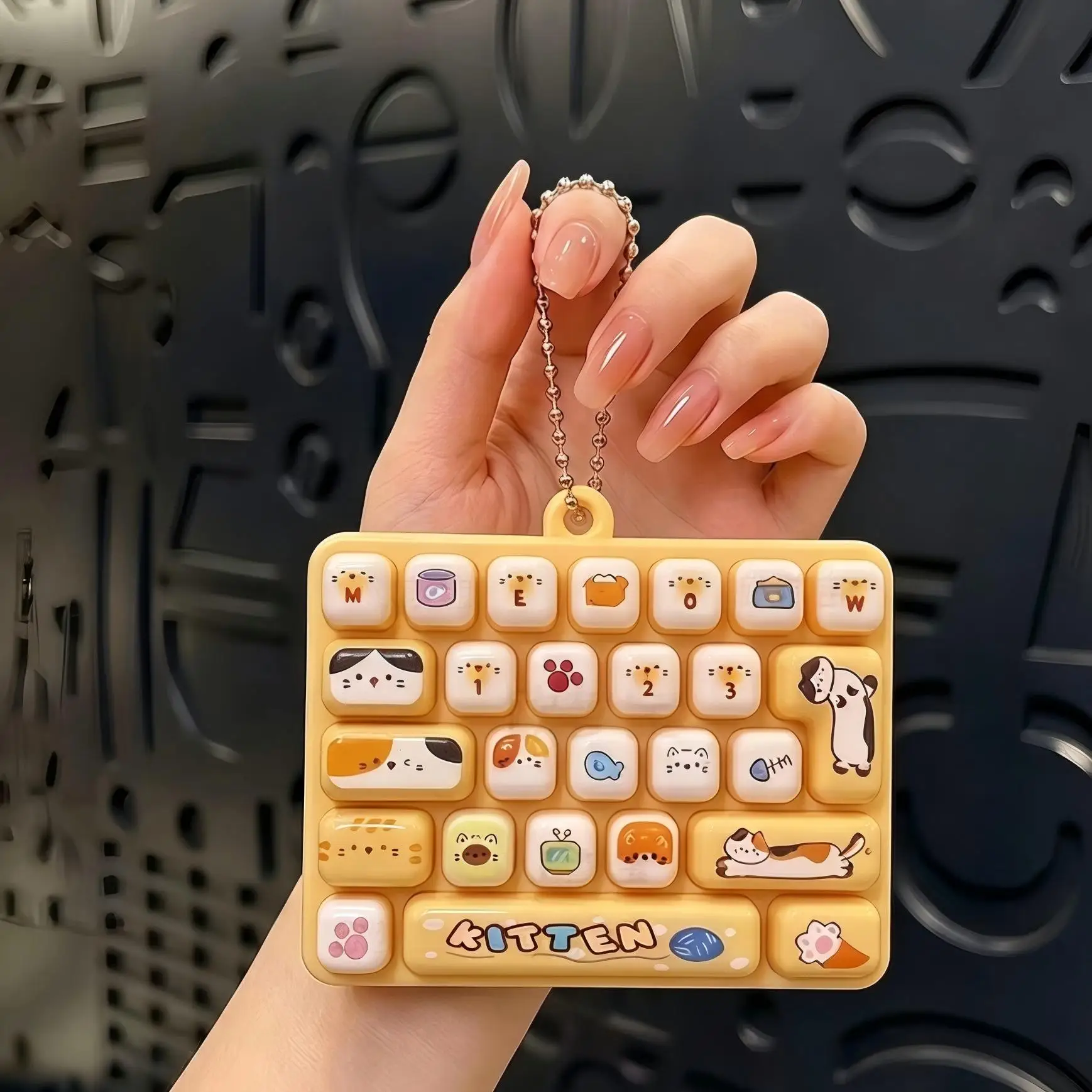 Mini 26-Key Keyboard Fidget Keychain Cute Press Button Sensory Squeeze Toy Portable Stress Relief Decompression Pendant Gift