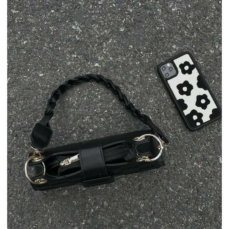 Autumn and Winter New Simple Square Embossed Design Black Underarm Bag Girls Commuter Messenger Handbag High Appearance Levelbag
