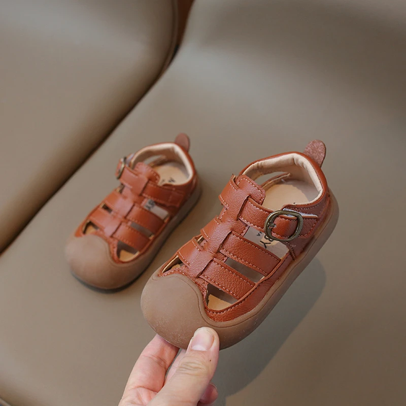 Sandal lembut Anti selip untuk anak laki-laki, sandal olahraga musim panas, sepatu bayi lembut Anti tendangan, sepatu keren, sandal desain gesper logam, sepatu Anti selip bersirkulasi untuk anak laki-laki dan perempuan