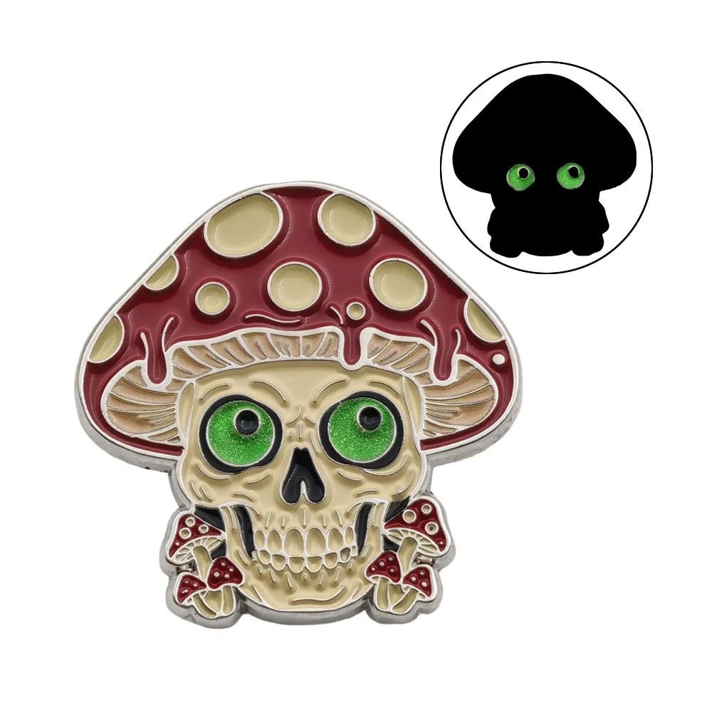 Im Dunkeln leuchtender Pilz-Totenkopf-Emaille-Pin, rote Pilz-Brosche, psychedelische Anstecknadel, Gothic-Halloween-Schmuckgeschenk – Detail 5