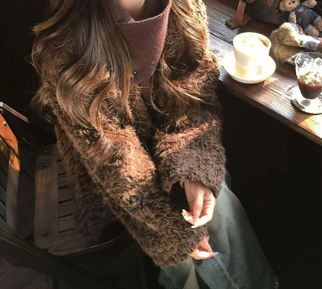 وشاح قابل للإزالة معطف صوف خروف بني للنساء لشتاء 2025 معطف قطيفة جديد #3