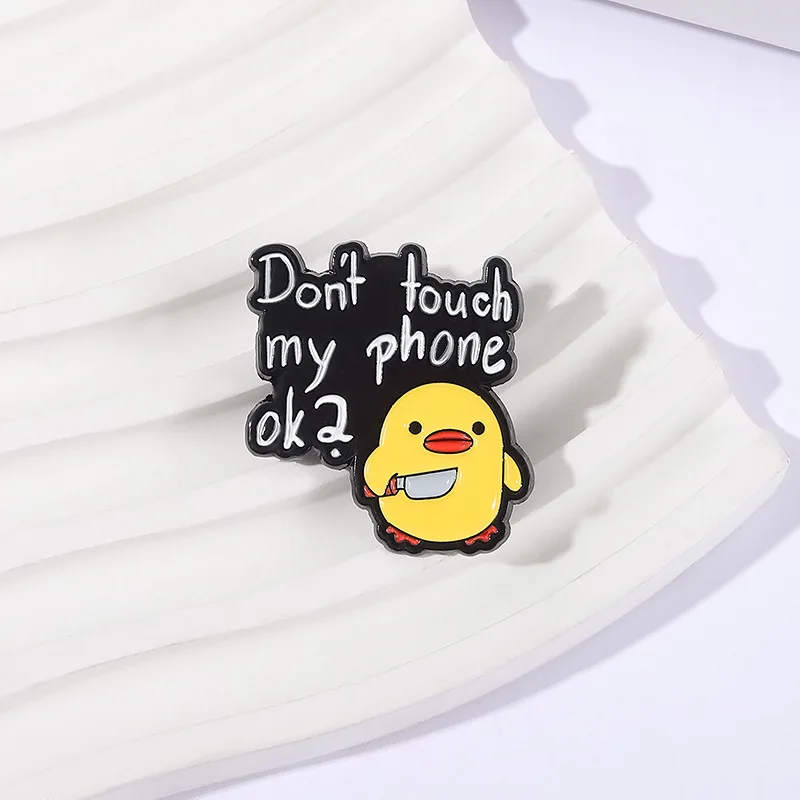 بروش البطة الصفراء الصغيرة مع سكين التصميم الإبداعي "لا تلمس هاتفي" شارة نصية حقيبة ظهر متعددة الاستخدامات هدية إكسسوارات