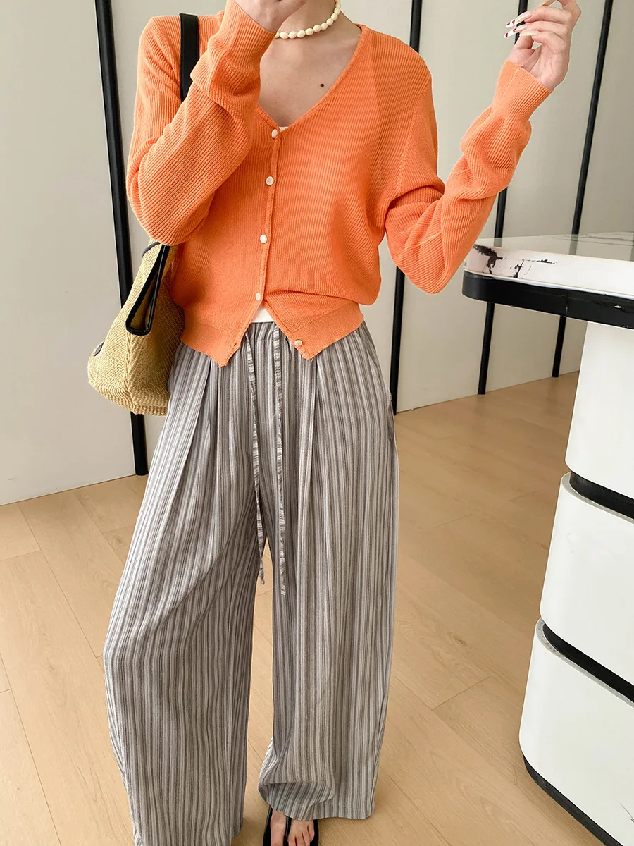 Sommerliche gestreifte, locker sitzende Freizeithose mit hoher Taille für Damen – Detail 23