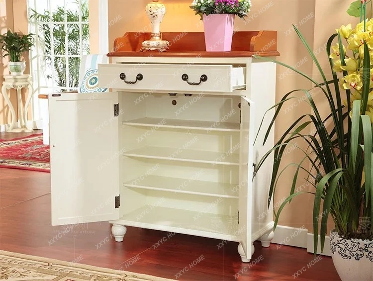 

L Mediterranean foyer, shoe cabinet, one bucket and two doors, and the entrance cabinet for storage.