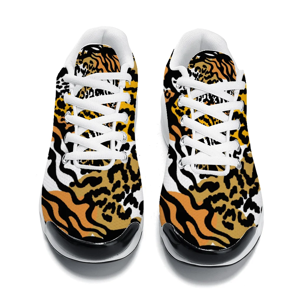 حذاء كاجوال مبطن بالهواء بطباعة الفهد الأصفر مع جزء علوي شبكي مسامي مناسب لكل من الرجال والنساء