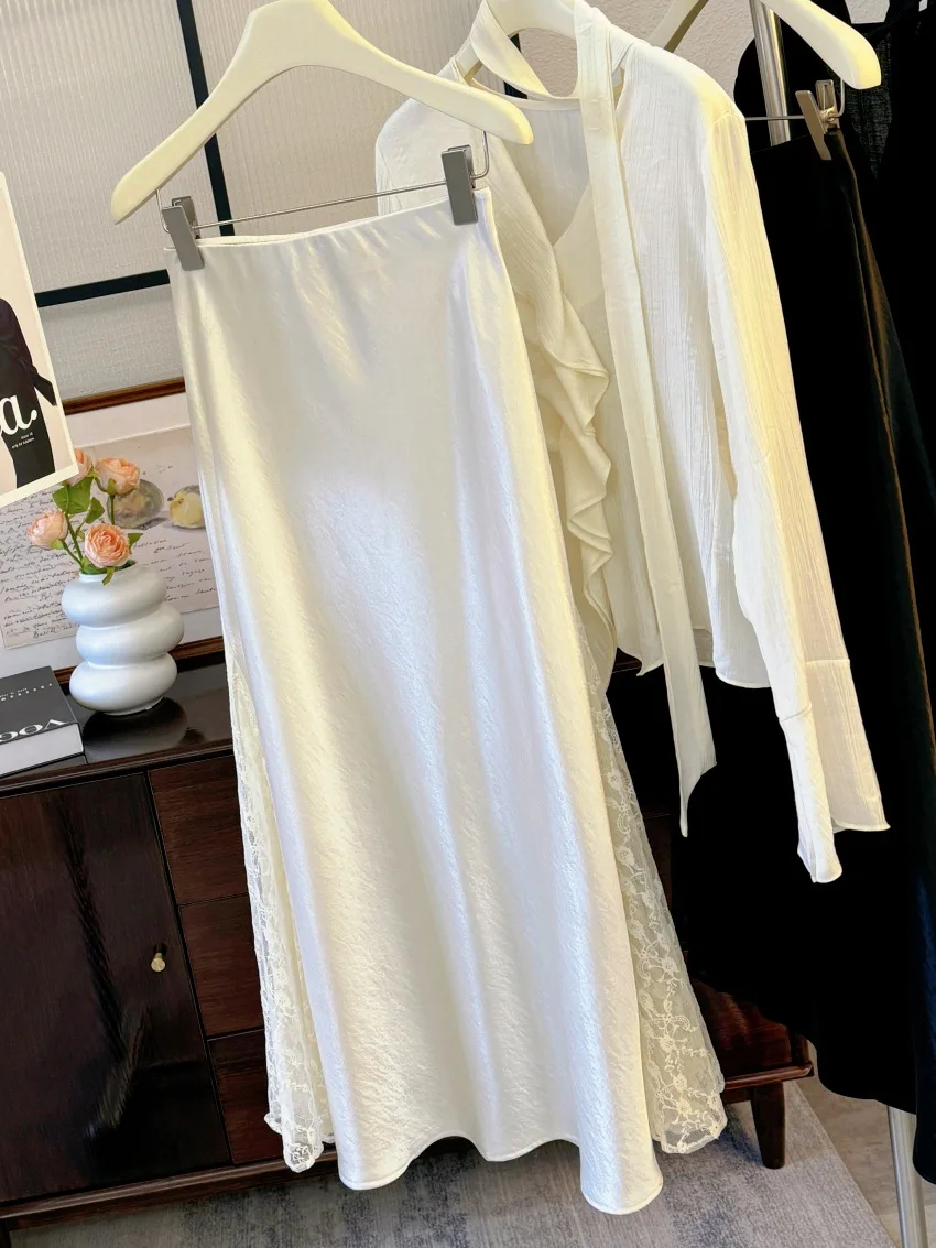 Saia rabo de peixe de cetim com retalhos de renda irregular francesa, ajuste fino e sensação sofisticada, saia evasê aberta e de comprimento médio