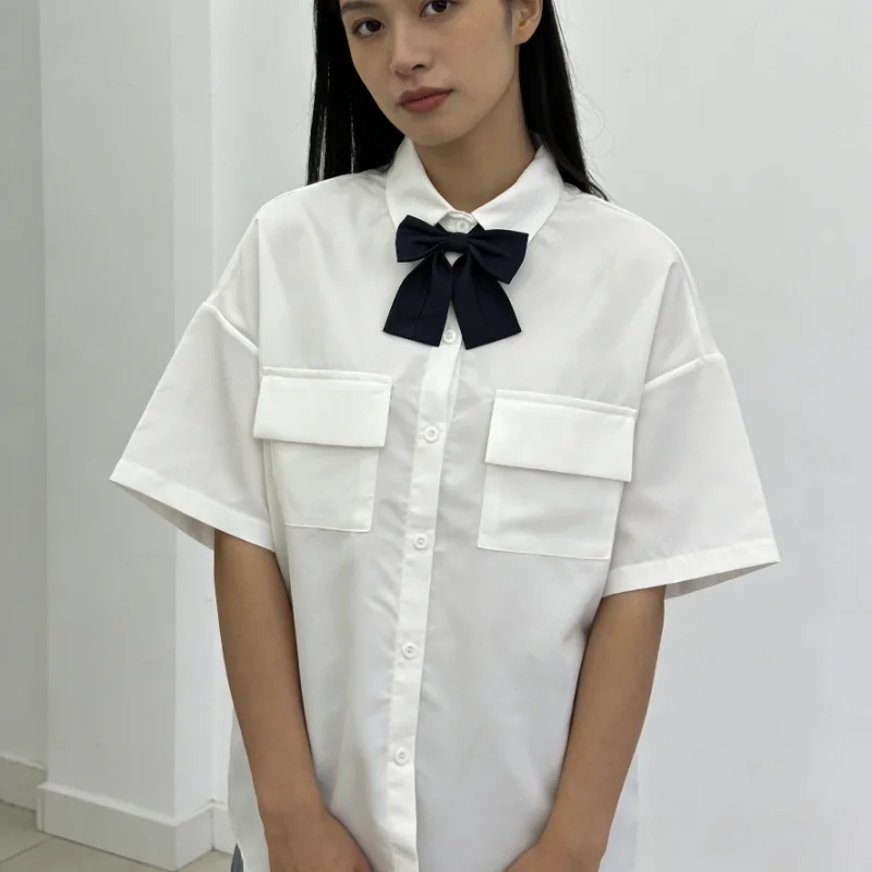 

E-BAIHUI Женская рубашка в студенческом стиле с короткими рукавами и открытым лацканом спереди, рубашки на пуговицах, белая женская свободная блузка с галстуком-бабочкой и карманами