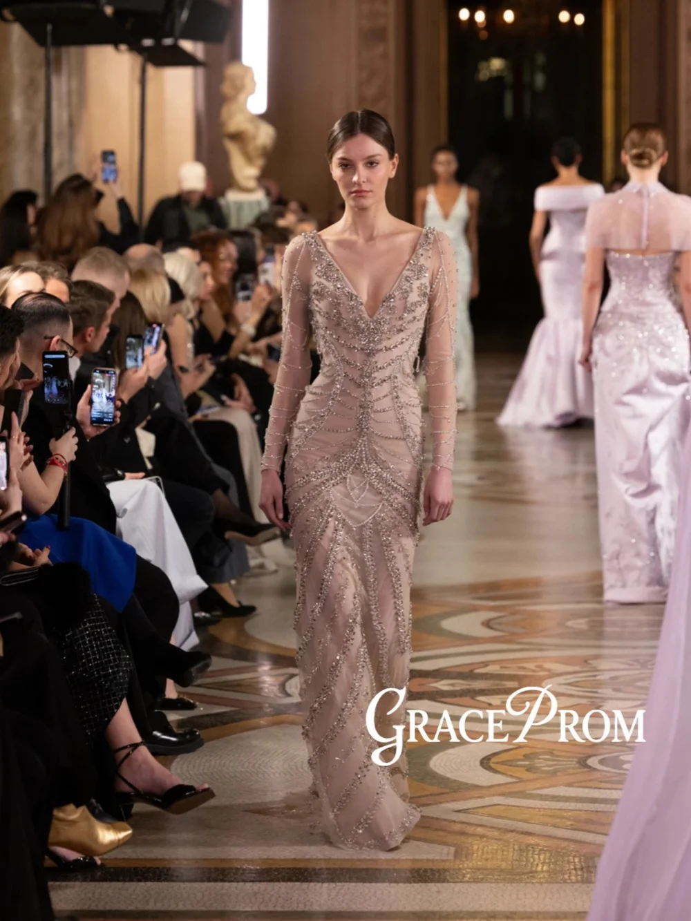 

Heavy Beaded Fashion Evening Dress Luxurious Shinny Crystal Wedding Party Gown Customized New Vneck Long SleeveBanquet Gowns