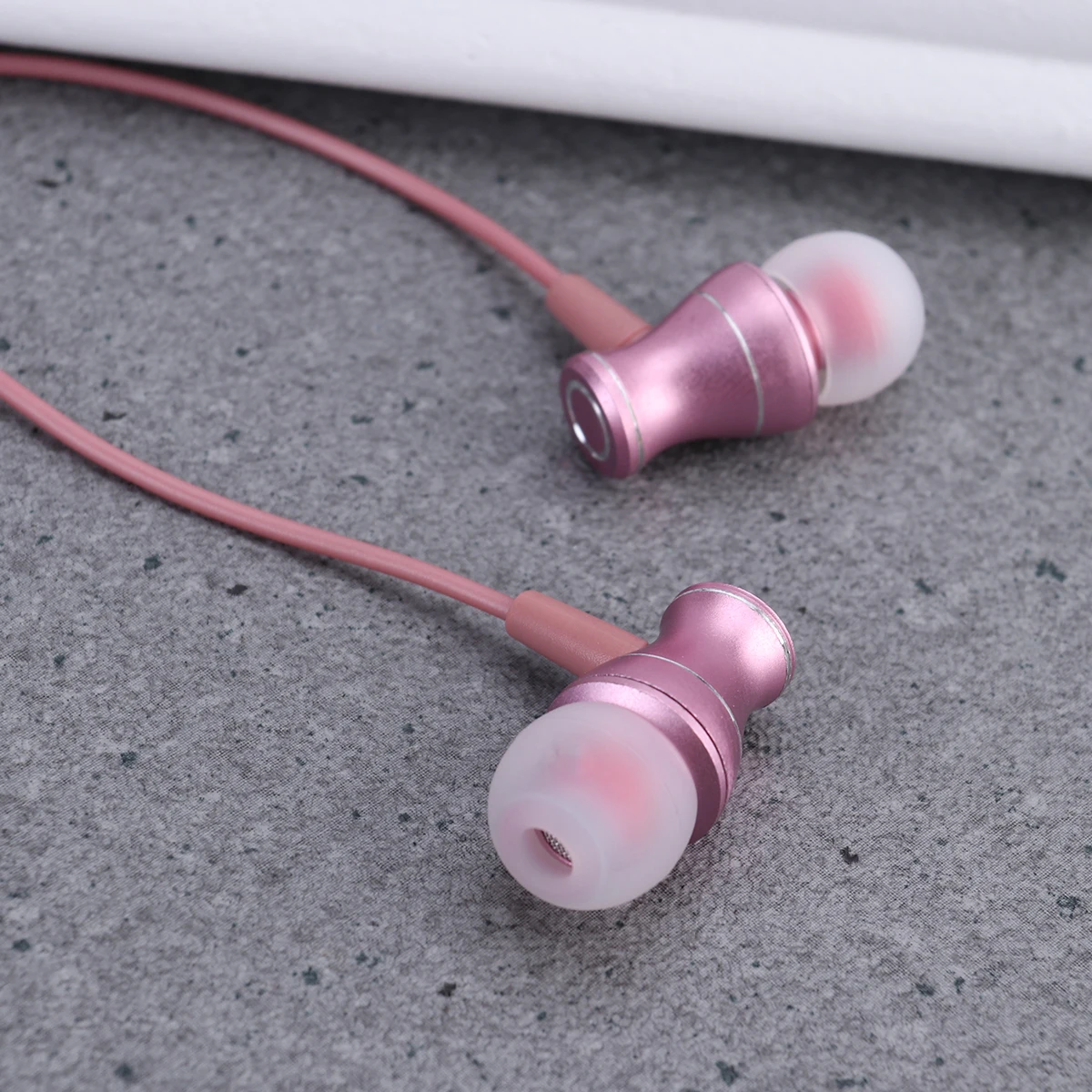 

Premium In Earphones Wired Metal Bass Headphones 3.5Mm In-Ear Headphones Noise Isolating Mic Sport Sweatproof 120Cm Pink