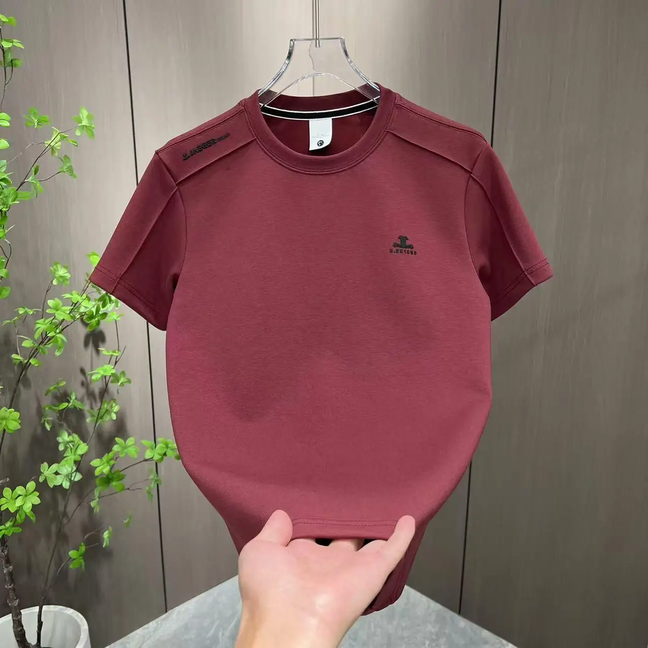 세련된 라운드넥 자수 슬림핏 반팔 티셔츠 남성 캐주얼 무지 반팔 여름 신상품