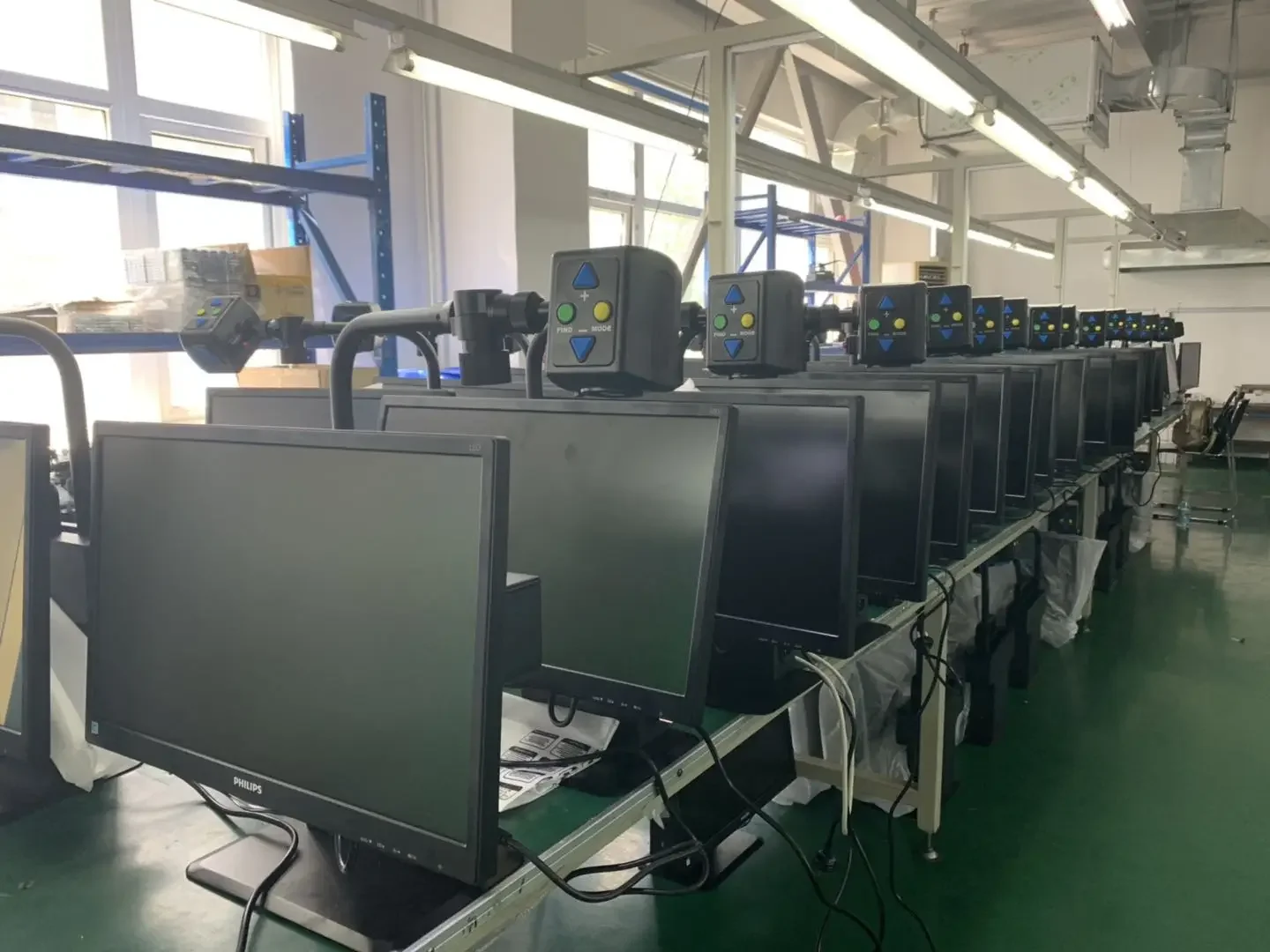 Novas lupas de mesa de 22 polegadas com auxiliares de baixa visão