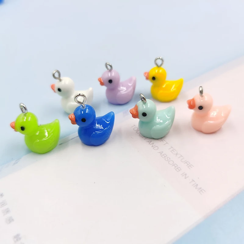 10 pezzi di animali dei cartoni animati piccoli ciondoli in resina di anatra gialla ciondolo Kawaii Flatback per la creazione di gioielli orecchini portachiavi fai da te C110
