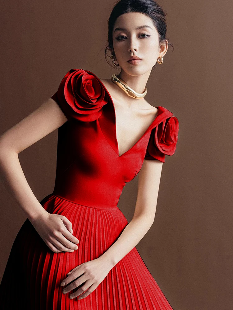 LISM فستان نسائي أنيق على الموضة برقبة على شكل حرف v وأربطة مطوي ثلاثية الأبعاد بدون أكمام فساتين الحفلات المسائية 2025 ربيع جديد المد