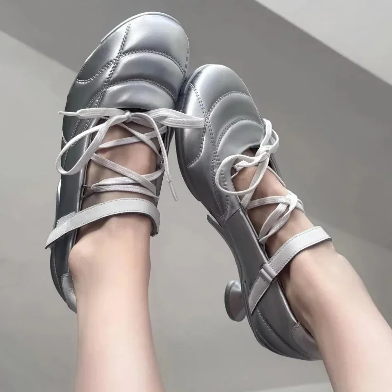 女性のためのハイヒールのバレエシューズ丸いつま先レース付きの奇妙な靴スポーティなスタイルデザイナー