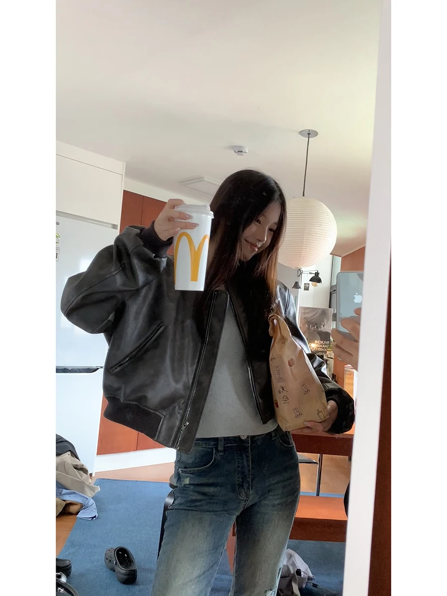 جاكيت جلدي قصير أحمر للنساء بتصميم عصري لخريف 2025، معطف بلون القهوة بطراز الدراجات النارية