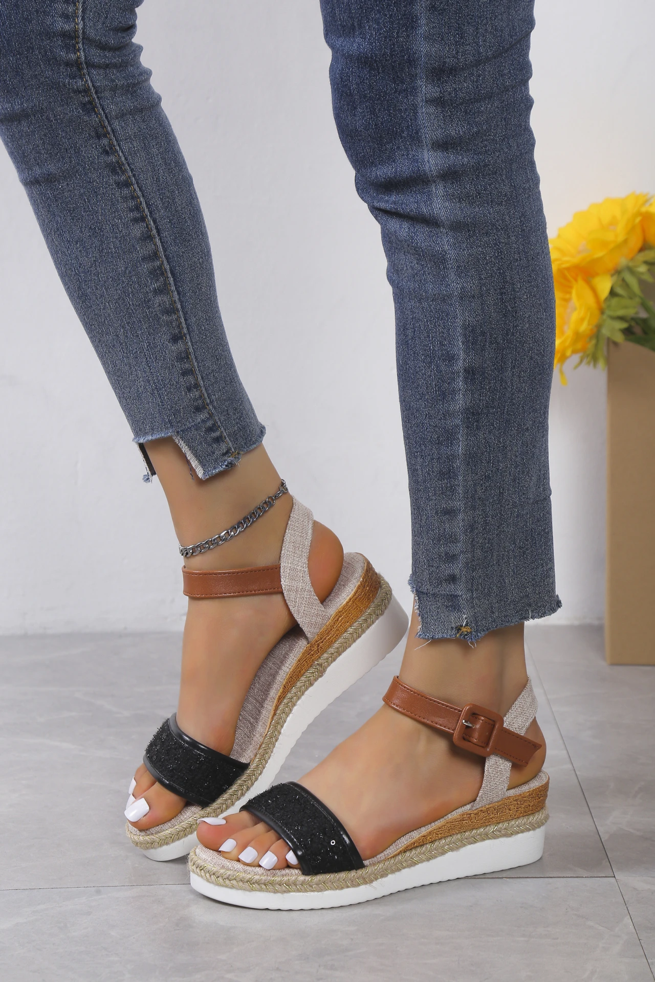 In summer, the new plus-size hemp rope weaves one-word buckle wedges and thick soled casual plus-size women\'s sandals.