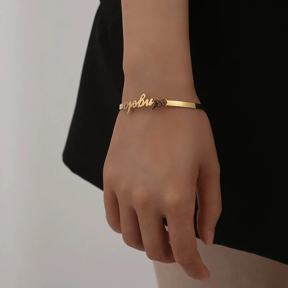 

Браслеты по индивидуальному заказу с гравировкой имени, персонализированные регулируемые открытые манжеты из нержавеющей стали, браслеты-подвески для пары, женские ювелирные изделия, подарок