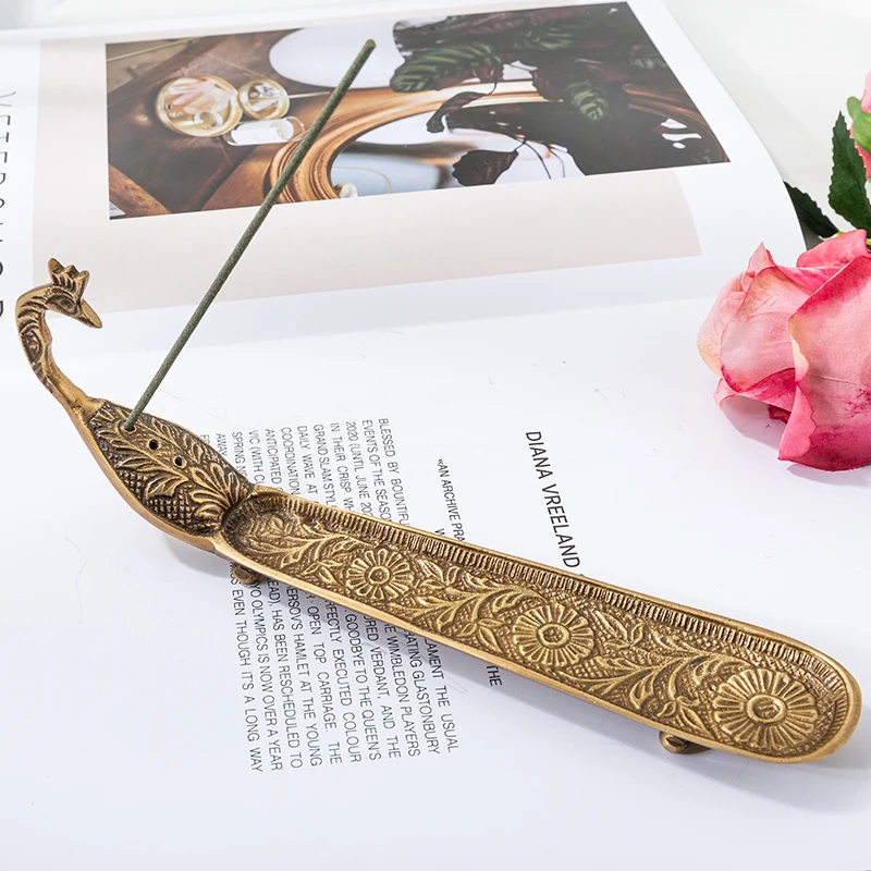 Retro handgefertigter Messing-Räucherstäbchenhalter, handgefertigter Pfauen-Agarbatti-Ständer aus Messing, Räucherstäbchenhalter für Puja Small Gold