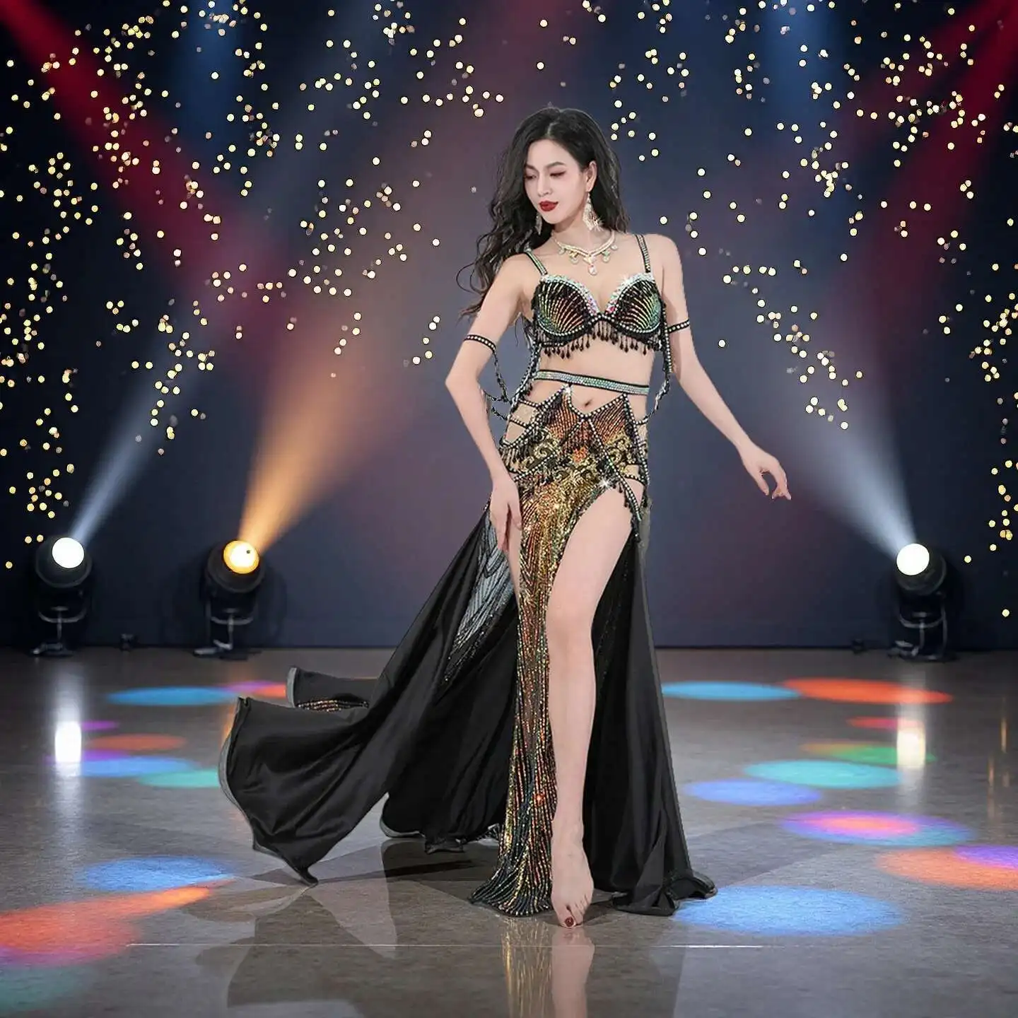 Costume da performance di danza del ventre personalizzato con paillettes per anziani ricamate con perline di cristallo Set di nappe Abiti da competizione di danza orientale