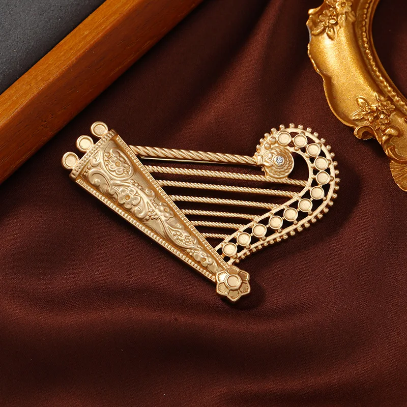 Vintage Baroque Matte Gold Color Series Scepter Birdcage Brooch Fashion Musical Instrument Pin Exquisite Creative Accessory