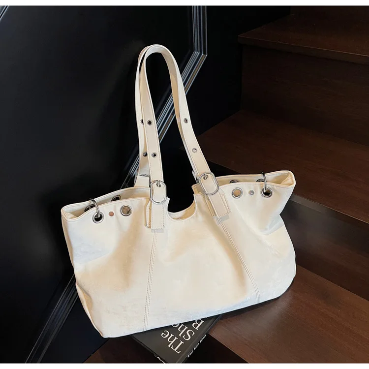 Large Vintage Women's Handbag description 18