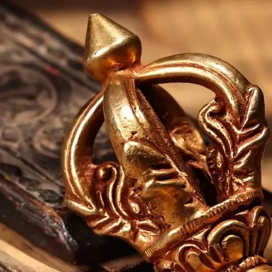 

3 "Старая народная коллекция Сицзян, старая бронза, киноварь, позолоченная, пять акций, Ваджра Пхурпа, голова зверя, амулет, Дхарма, городской дом, экзорцизм