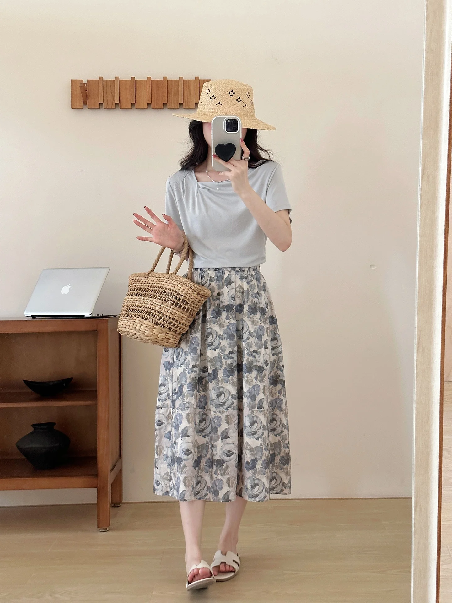 

Комплект SweetAnnie Monet Garden Summer 2026: Повседневный топ с цветочным принтом и бретелью через шею, женская юбка А-силуэта с высокой талией