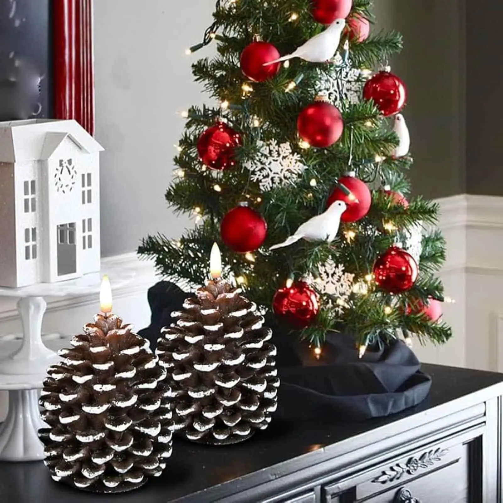 

Беспламенные рождественские свечи, сосновая шишка, светодиодные свечи, искусственный воск для рождественской каминки, камин, окно, гостиная, стол, спальня