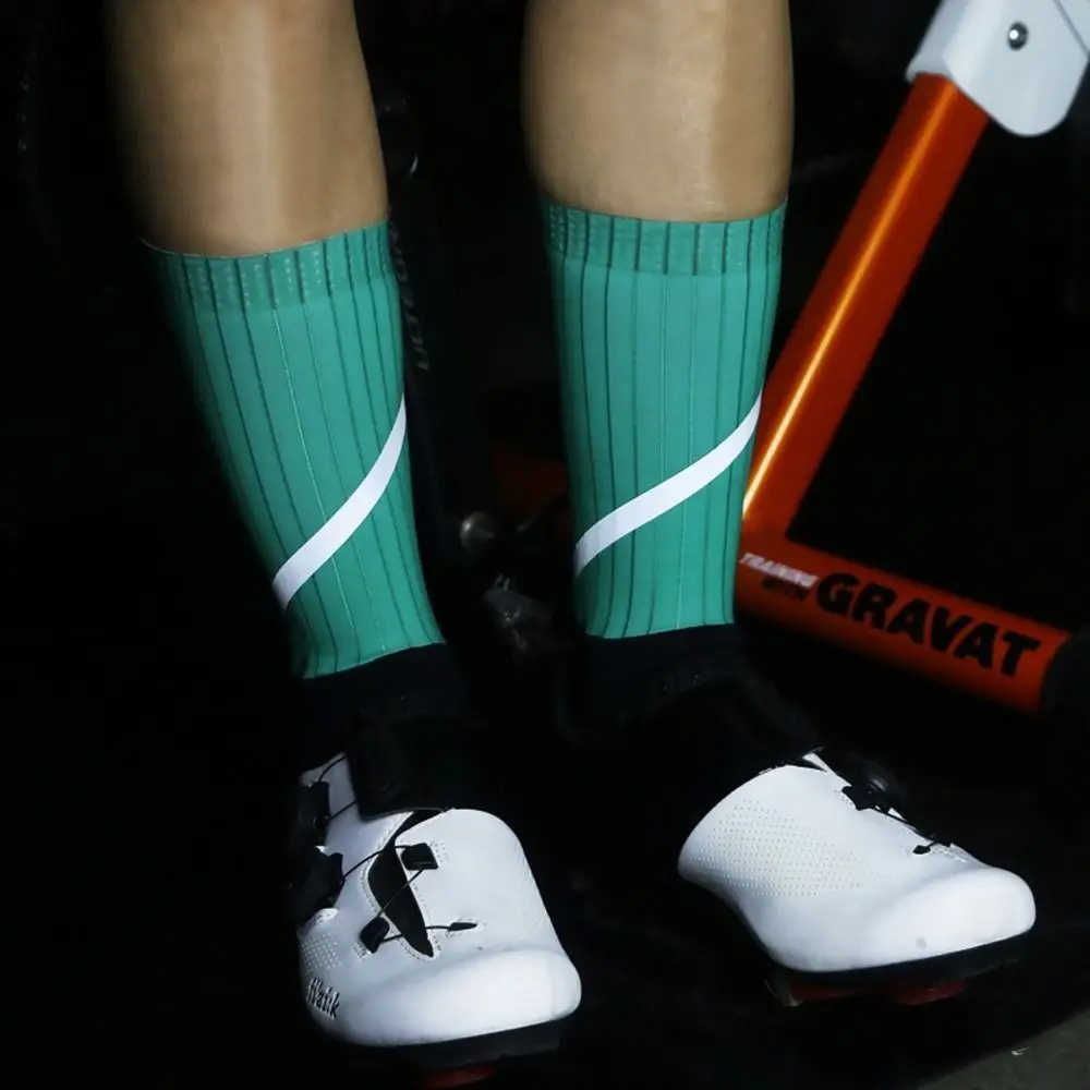 

1 Pair Reflective Cycling Socks Breathable Sweat-absorbent Mid Tank Sports Socks Unisex Wear Resistant Sports Socks Running