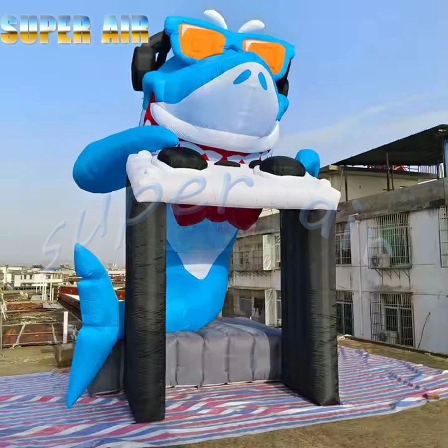 prawdziwie uroczy gigantyczny model zwierzęcia uśmiech nadmuchiwany rekin gra na fortepianie i okulary przeciwsłoneczne do dekoracji