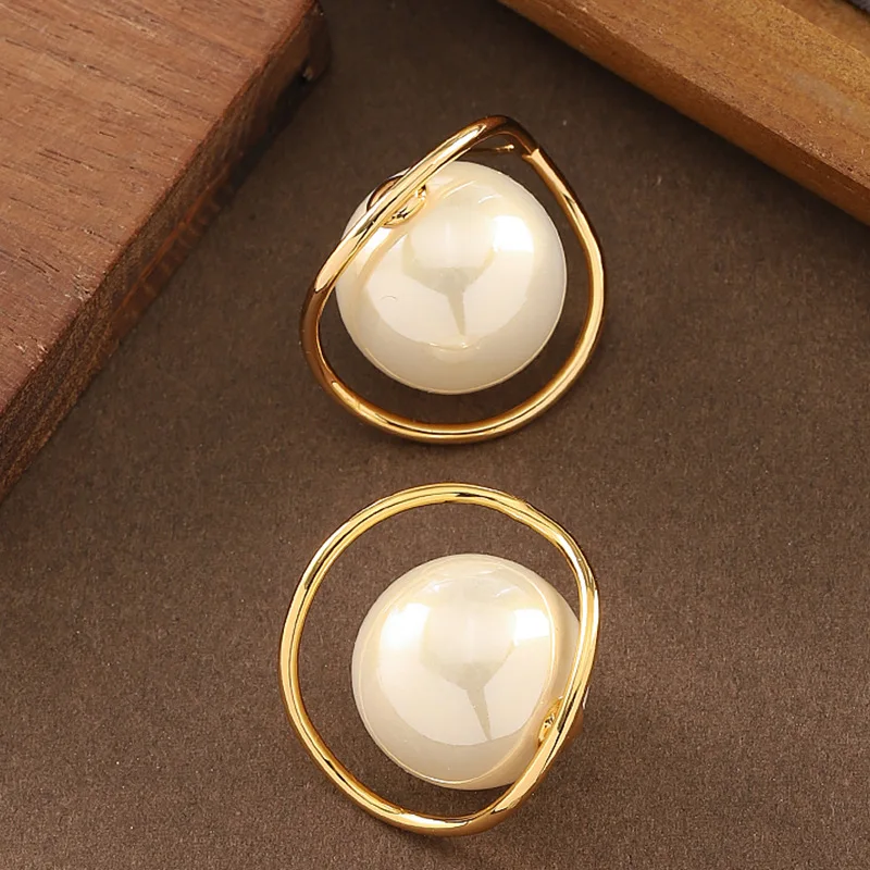 

Fashionable super fairy gentle fairy style Shijia high-gloss imitation pearl earrings personalized exaggerated commuting earring